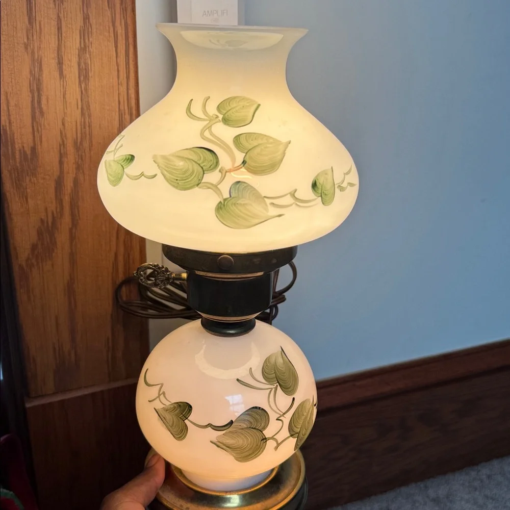 Vintage Hand Painted Leaf Milk Glass Table Two Way Lamp